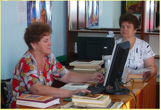  Н. Н. Кузьмина и Л. С. Башмакова работают  над созданием электронного каталога.